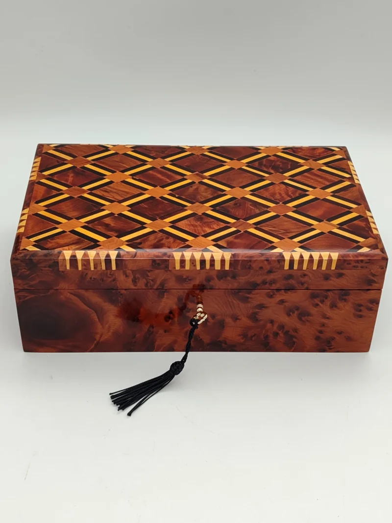 Iberian Thuya Boxe