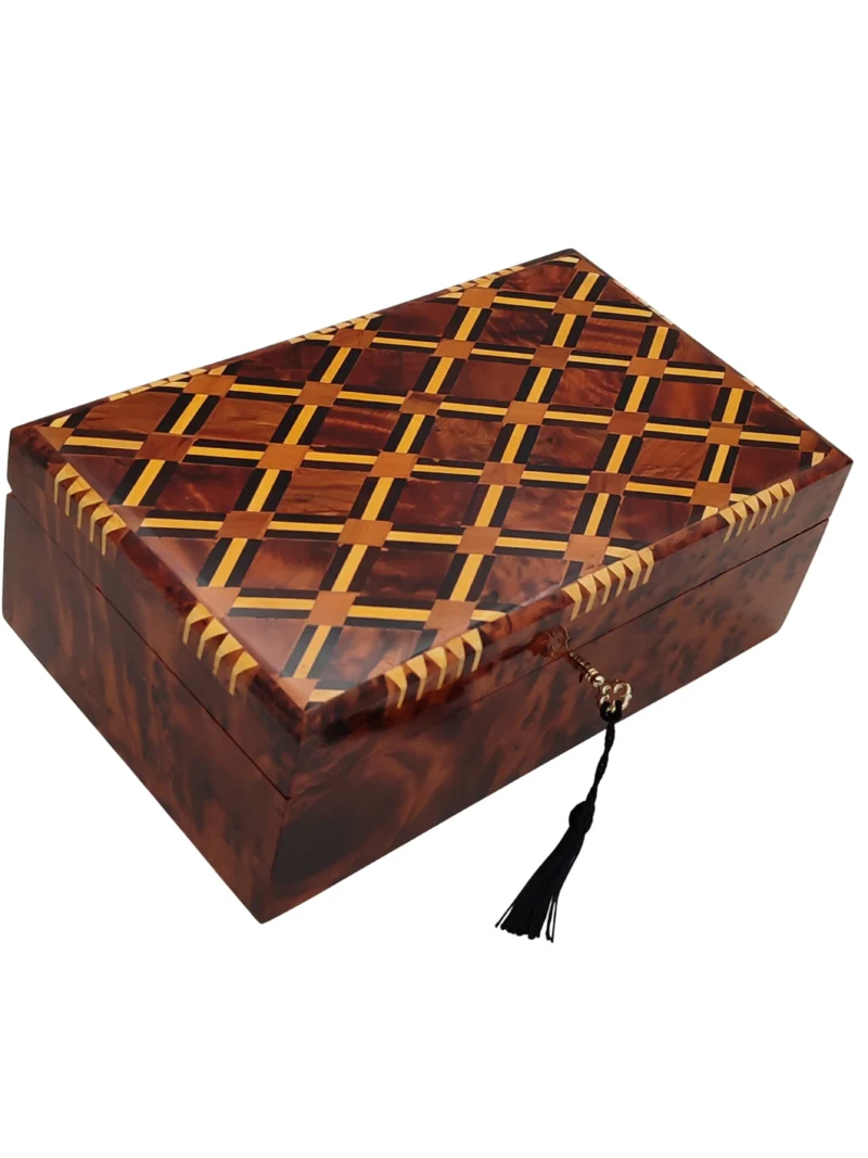 Iberian Thuya Boxe