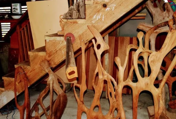 Thuya-wood-sculpture-workshop Thuya-wood-sculpture-workshop